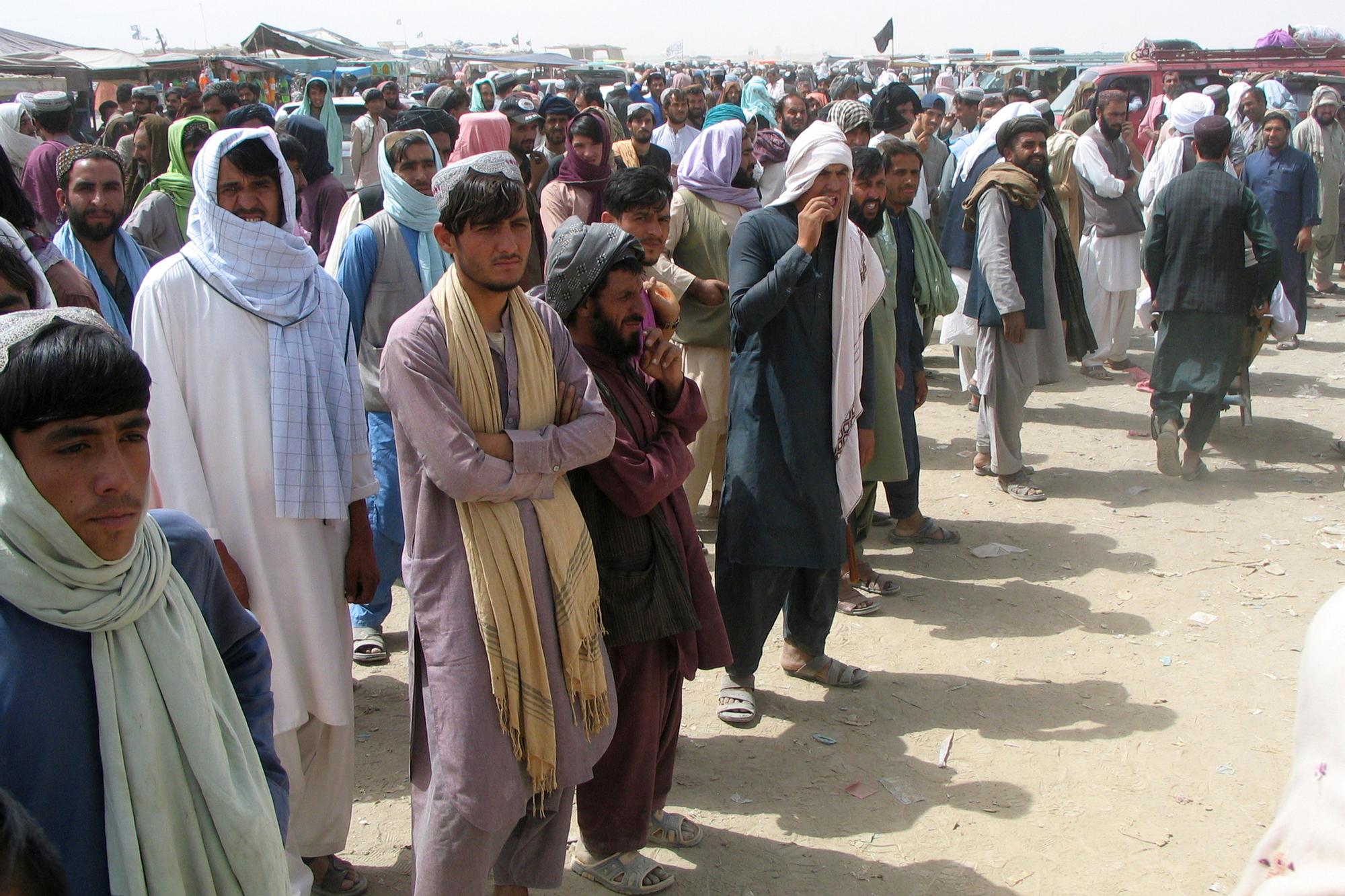 Miles de personas abandonan Kabul ante la llegada de los talibanes