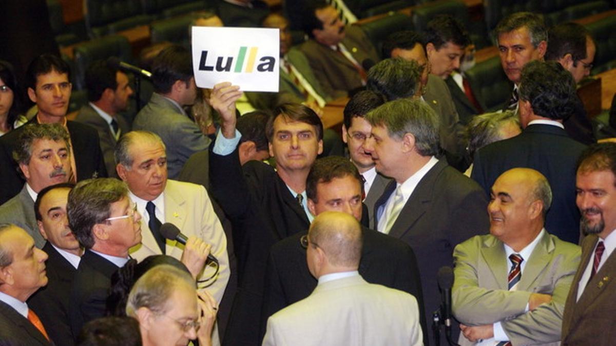 El diputado brasileño, en el centro sosteniendo un cartel.