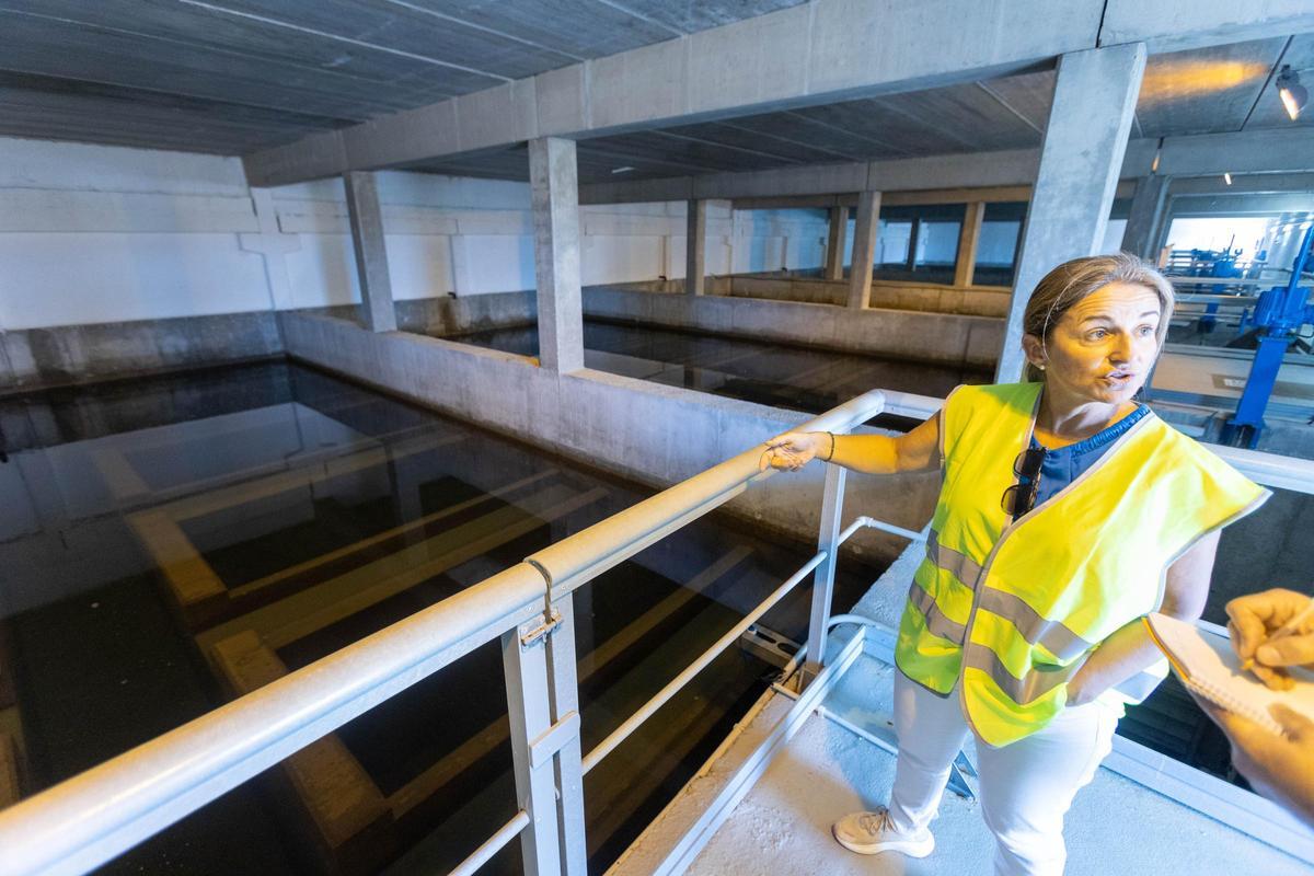 La directora de la desalinizadora en la zona de pretratamiento de filtración abierta para eliminar los sólidos