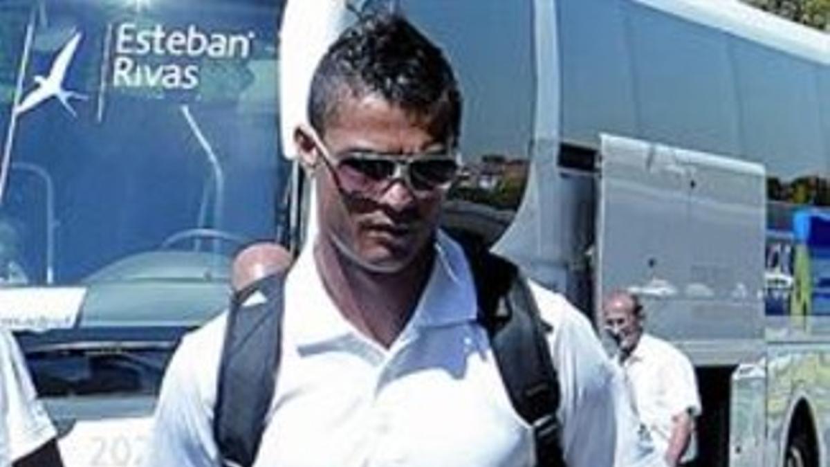 Mourinho y Ronaldo, ayer, en el aeropuerto de Barajas (Madrid) antes del vuelo a Estados Unidos.