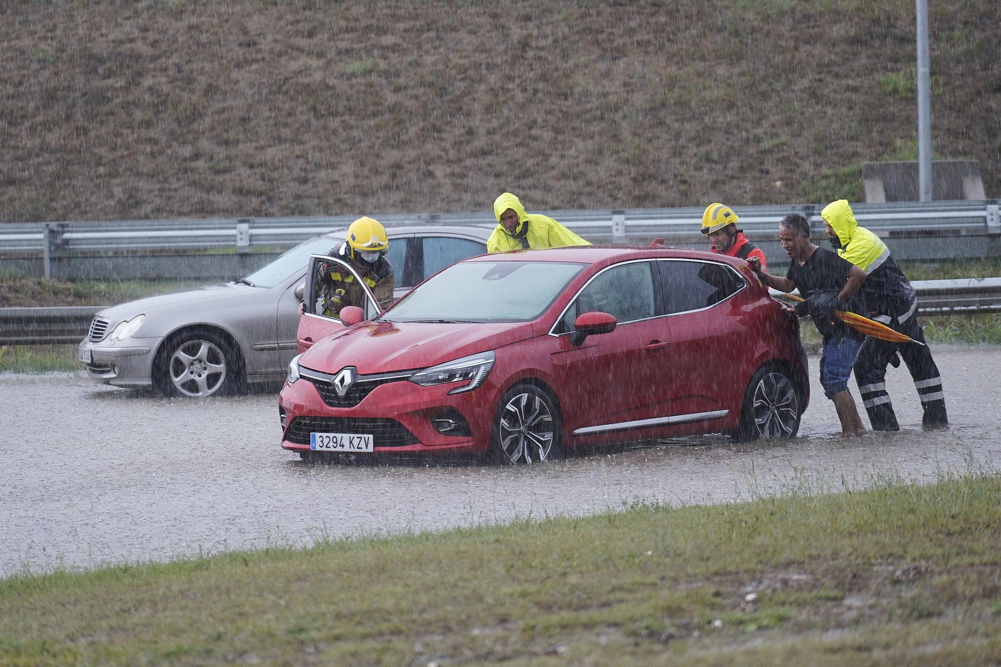 Tarda de pluges intenses que causen inundacions i destrosses a les comarques gironines