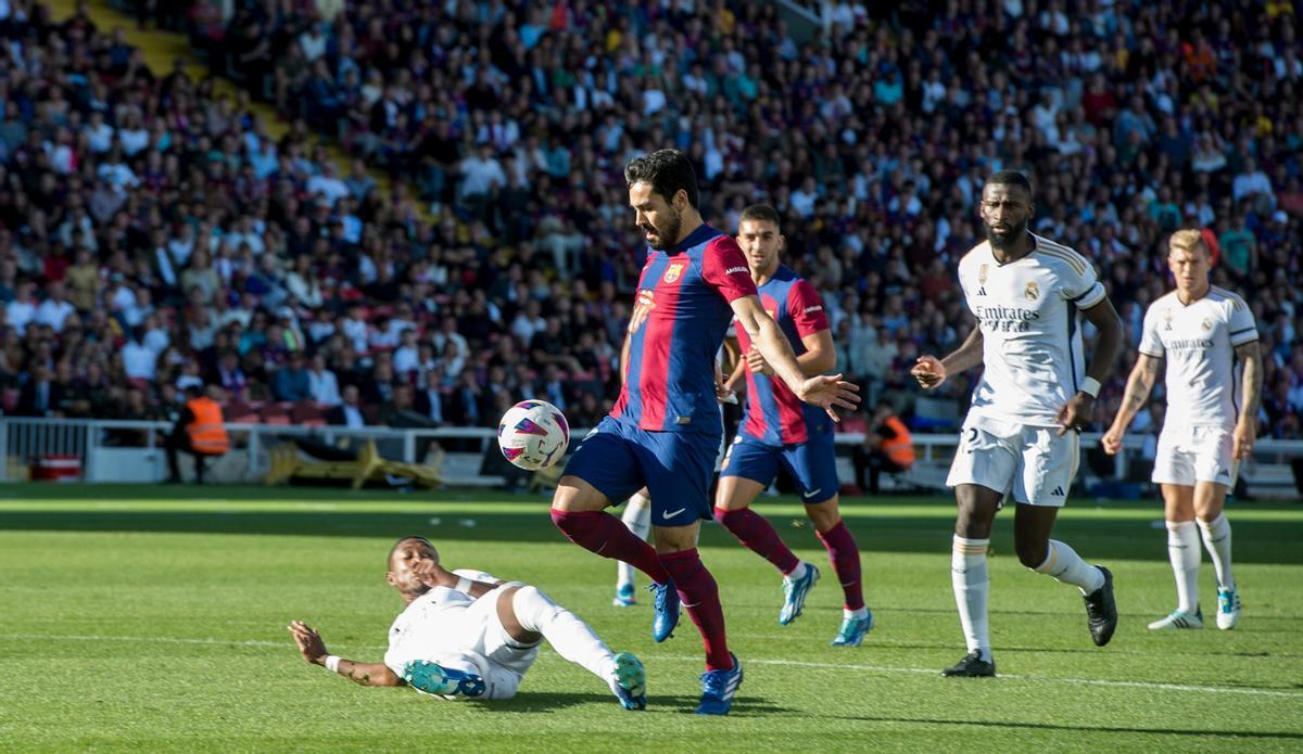 Gündogan controla el balón antes de marcar el 1-0 para el Barça al Madrid en el clásico de Montjuïc.