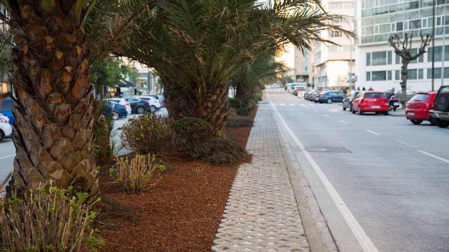 Mediana de Zalaeta en la que se habilitarán plazas de aparcamiento, con el paso peatonal ya completado.