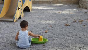 Un niño juega en un parque en una imagen de archivo.