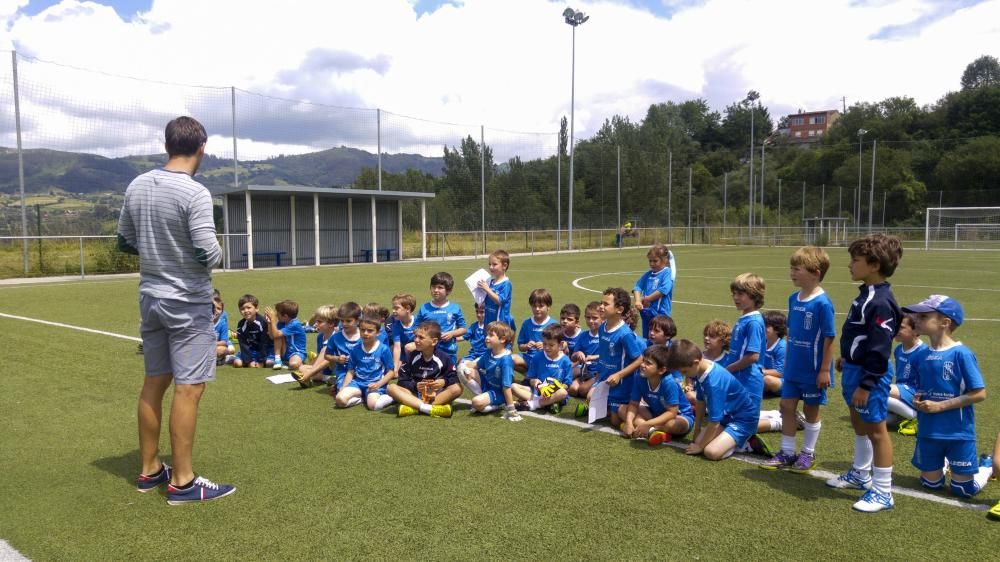 Visita de David Fernández al Campus el Real Oviedo