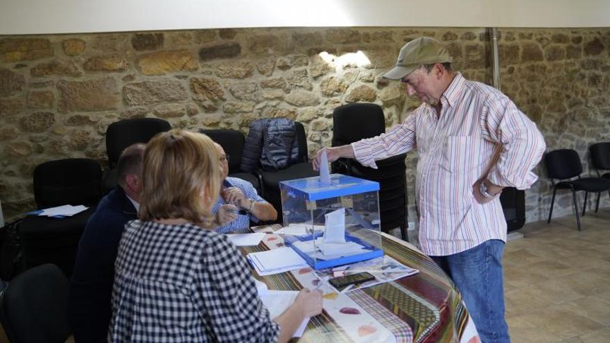 Un vecino deposita su voto durante el referéndum en el local parroquial. |   // BERNABÉ/ANTÓN FONDEVILA