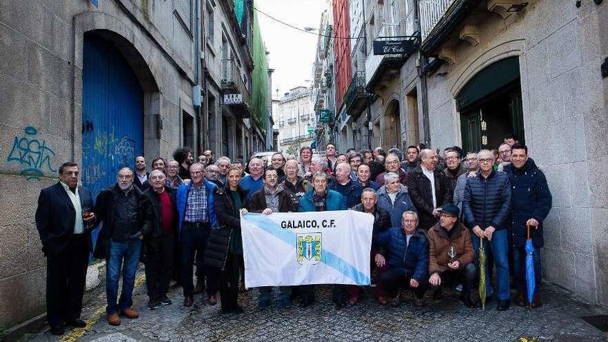 Foto de familia de los asistentes a la comida de confraternización del Galaico, ayer. // Agostiño Iglesias