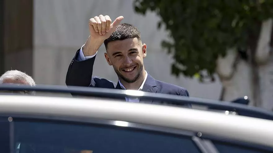 El portero Joan Garcia llega a las oficinas del Barça para firmar con el club