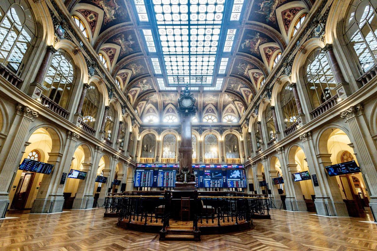 Interior del Palacio de la Bolsa de Madrid (España).