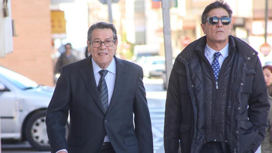 El exalcalde Pedro Hernández, a la izquierda, junto a su abogado, en el acceso a los juzgados la semana pasada