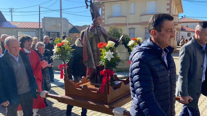 1.-Procesión en Rabanales en honor a su patrón San Blas. 2.-Los tres mayordomos de este año por San Blas. 3.- Misa oficiada por Teo Nieto en la iglesia de Rabanales. 4.-Subasta del Ramo de San Blas.| Ch. S.