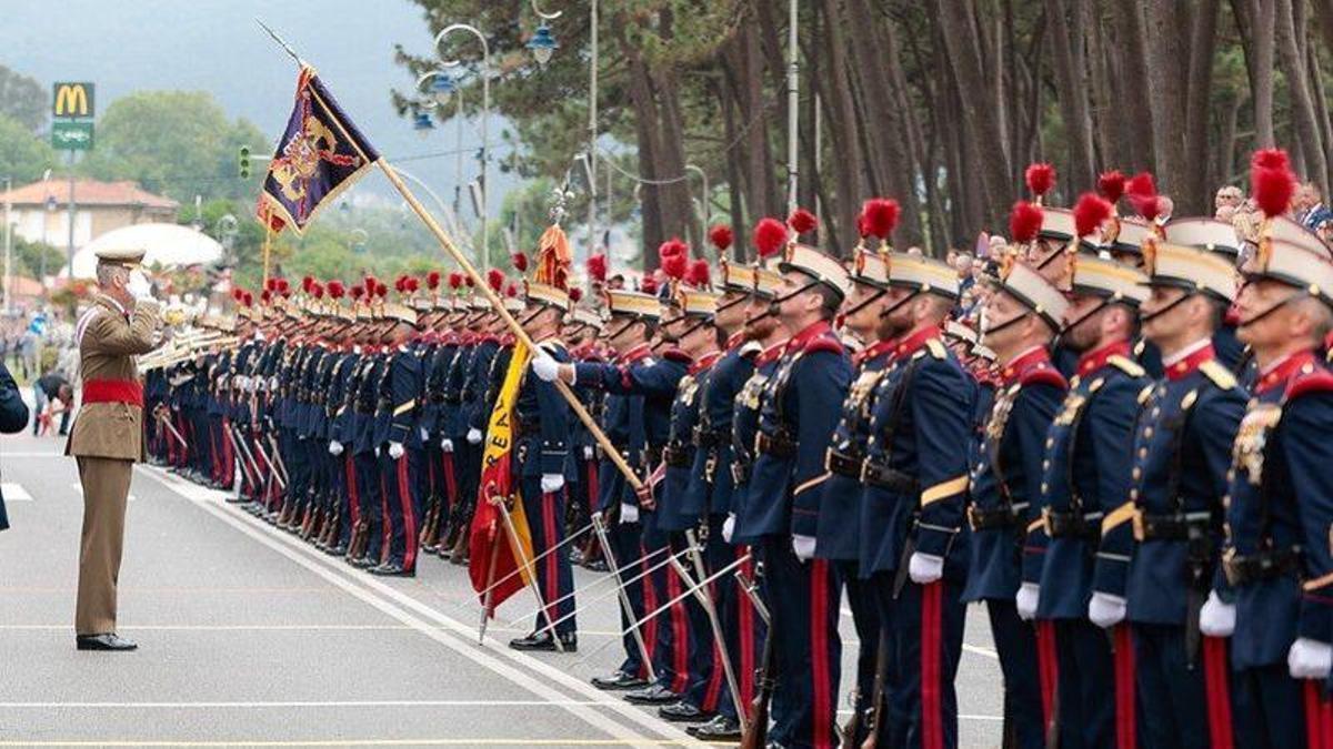 El rey Felipe VI, pasando revista a las tropas, en un momento del desfile, celebrado en la avenida de Samil.