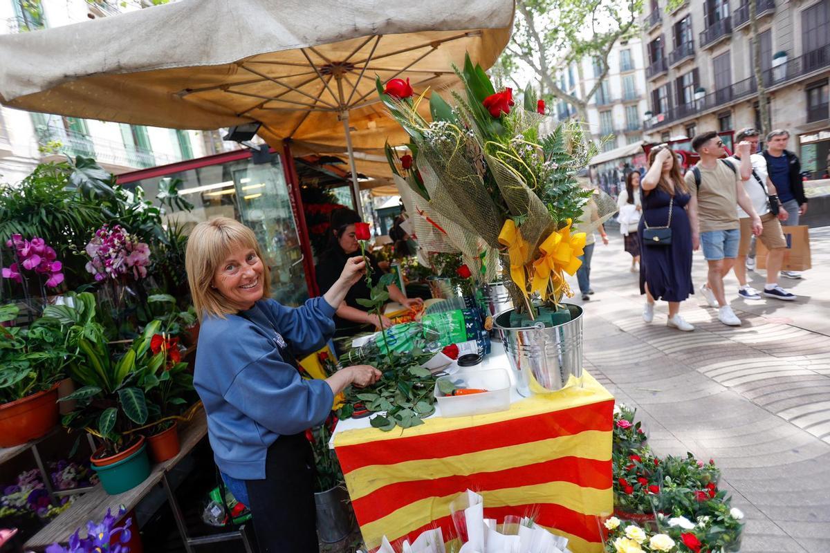 Ambiente previo al día de Sant Jordi en La Rambla de Barcelona