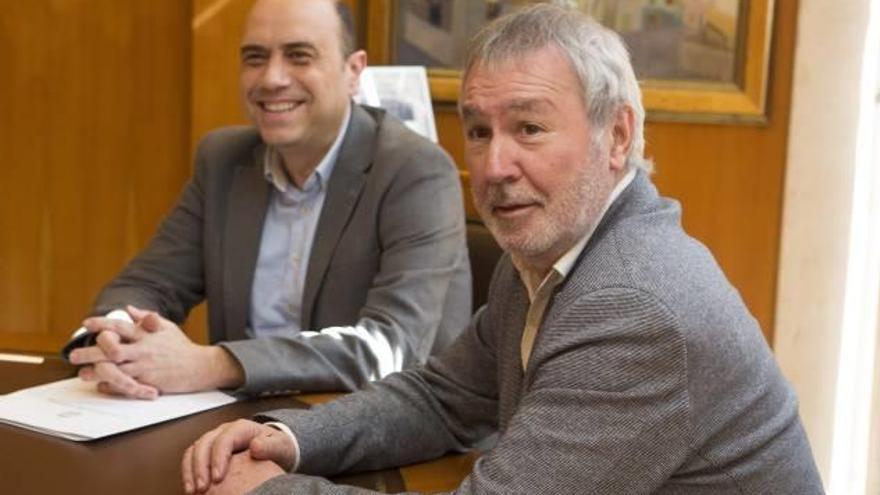 El alcalde de Alicante, Gabriel Echávarri, y el presidente del Puerto, Juan Antonio Gisbert, ayer.