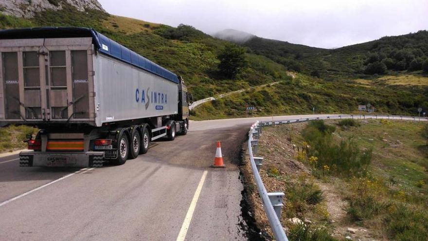 Un hundimiento de la vertiente leonesa de la carretera de Tarna, ya reparado.