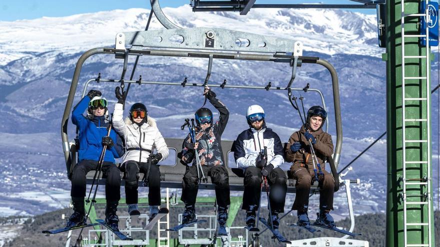 Esquiadors a punt de baixar d’un telecadira de La Molina, ahir al matí | OSCAR BAYONA