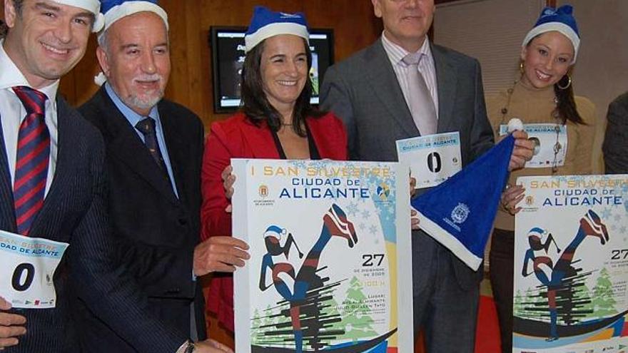 Los ediles Miguel Valor e Isabel Fernández y los presentadores de la prueba, ayer, con los gorros que se regalarán