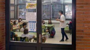 GRAFCAT1358  BARCELONA  14 09 2020 - Un profesor da la bienvenida a sus alumnos en la Escola Catalonia de Barcelona este lunes  cuando un millon y medio de alumnos catalanes vuelven a las escuelas e institutos en un inicio de curso marcado por la COVID-19  que impedira los abrazos de reencuentro y obligara a los estudiantes a acceder a las aulas de forma escalonada  con mascarilla  las manos lavadas y la temperatura tomada  EFE Enric Fontcuberta