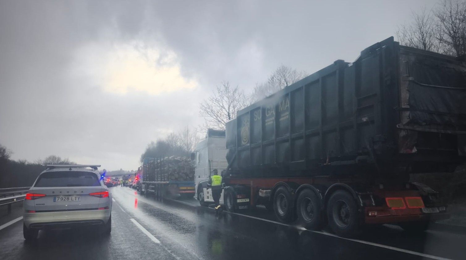 Un accidente múltiple en la AP-9 cierra la autopista en sentido Santiago