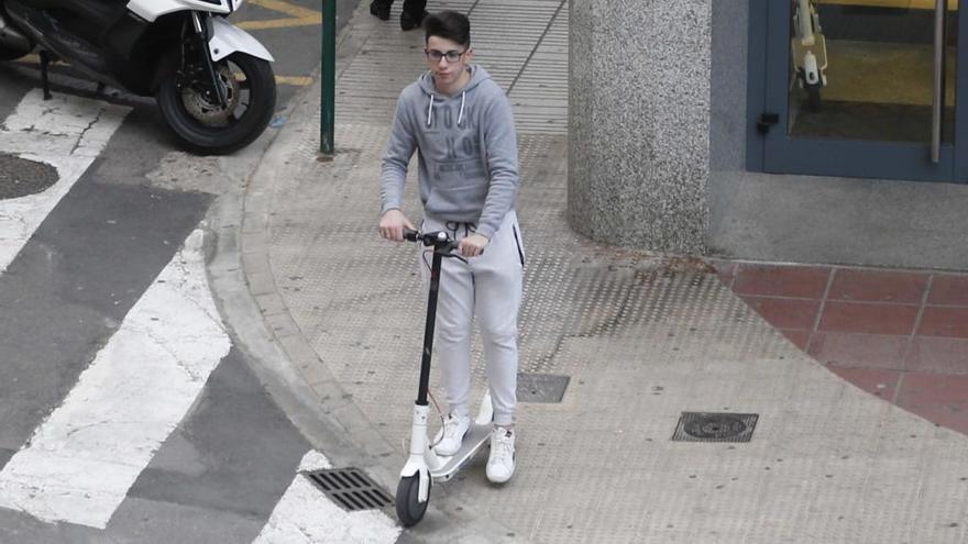 Un joven se mueve en patinete.