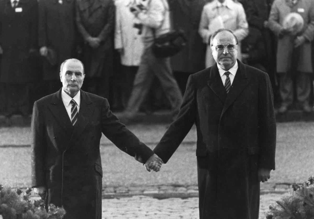 El presidente francés François Mitterrand y el canciller alemán Helmut Kohl, cogidos de la mano, durante la ceremonia de la reconciliación entre ambos países en el exterior del cementerio de Douaumont, cerca de Verdun.