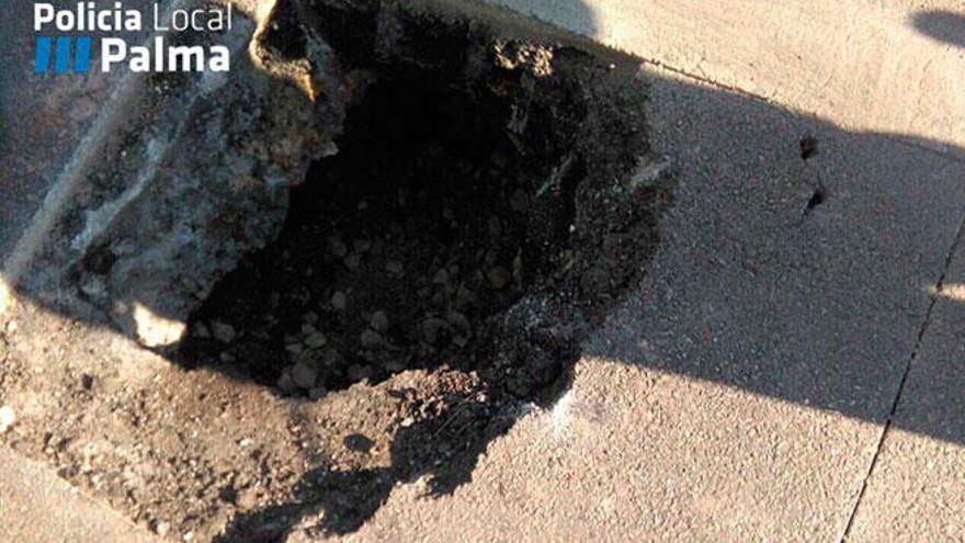 Un gran socavón en la avenida Adolfo Suárez obliga a cortar un carril hacia el aeropuerto