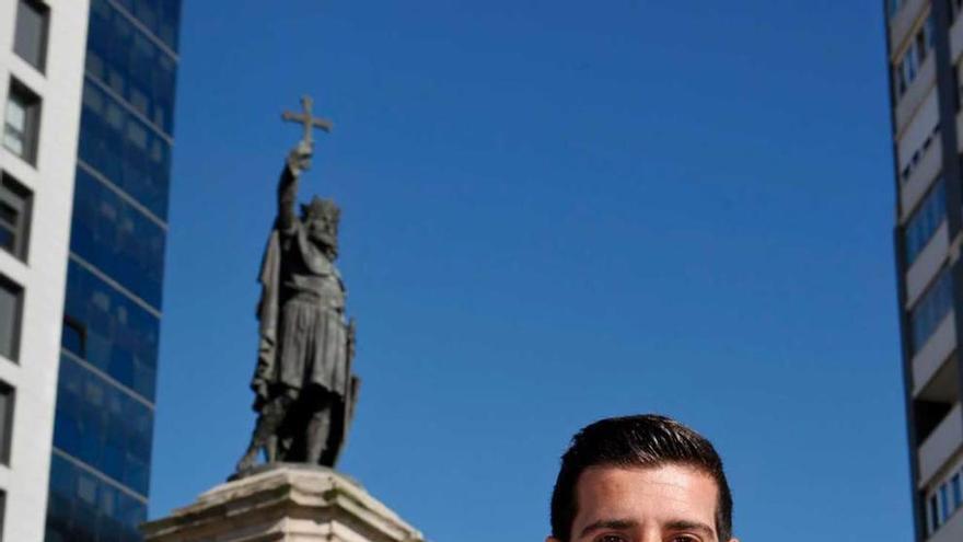 Víctor Rodríguez, ayer, junto a la estatua de Pelayo. juan plaza