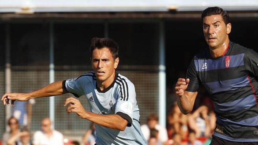 David Costas atento al balón ante la presencia del exdeportivista Riki, durante el partido Celta-Granada.  // Ricardo Grobas