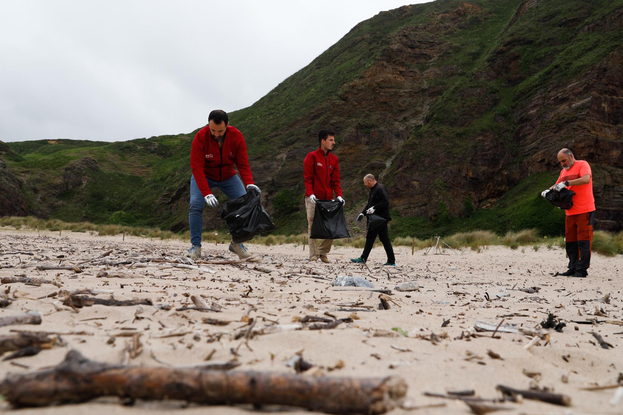 Zafarrancho de limpieza en la playa de Xagó