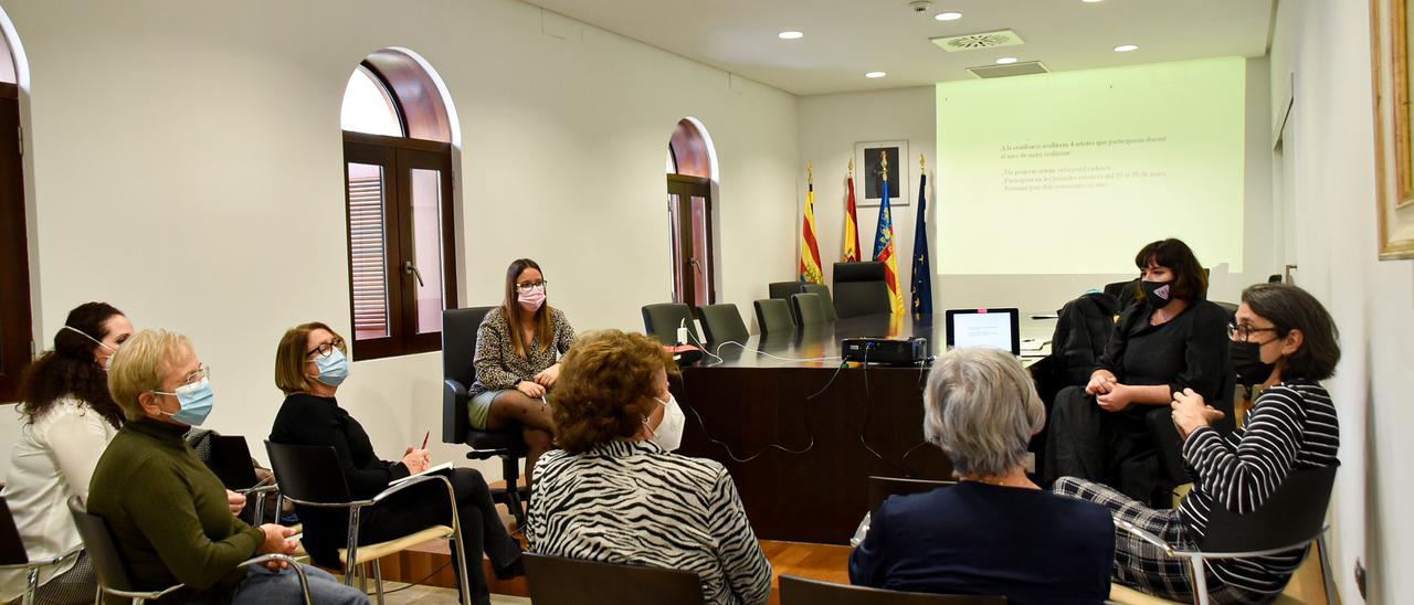 Una de las reuniones entre la edil de Participación y los colectivos que tomarán parte en la iniciativa