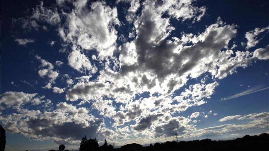 Intervalos de nubes bajas con brumas en el valle del Ebro y en la Ibérica