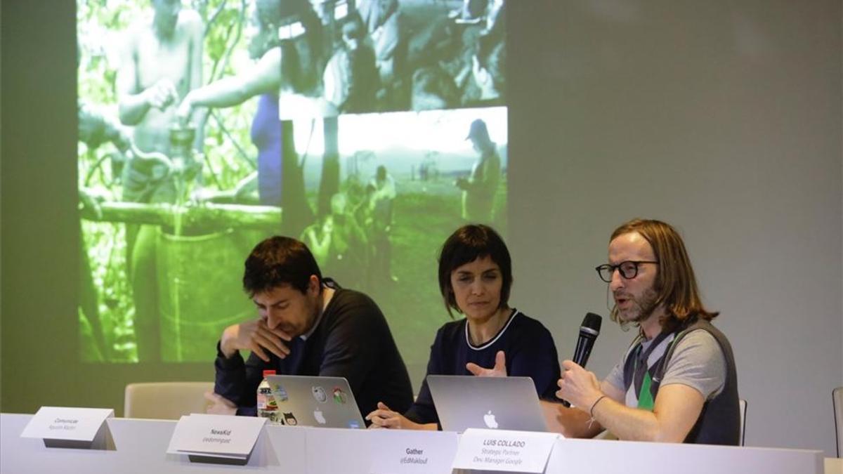 De izqueirda a derecha, Agustín Martín (Comunicae), Eva Dominguez (Newskid) y Ed Maklouf (Gather) en las jornadas de Hacks Hackers Barcelona Media Disruption.