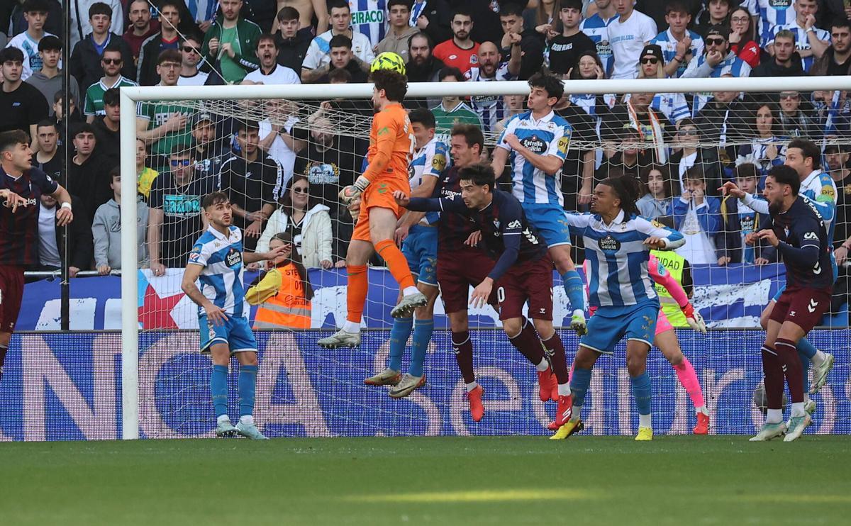 Un gol de Eddahchouri bastó para que el conjunto coruñés, muy limitado, se llevase la victoria