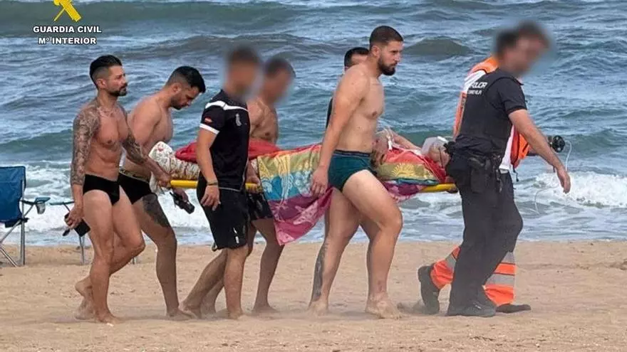 Increíble rescate de un bañista de 71 años inconsciente a la deriva en Alicante