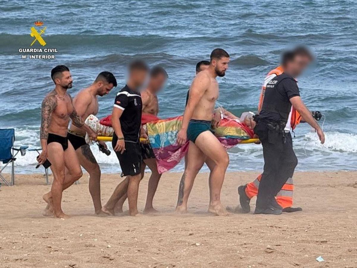 Increíble rescate de un bañista de 71 años inconsciente a la deriva en Alicante