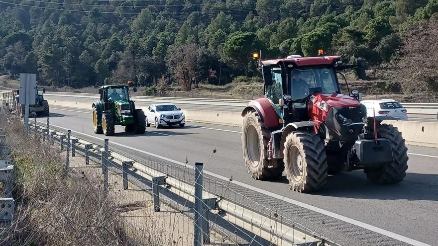Imatges de la seixantena de tractors i declaracions de Pere Noguera (Agricultor)