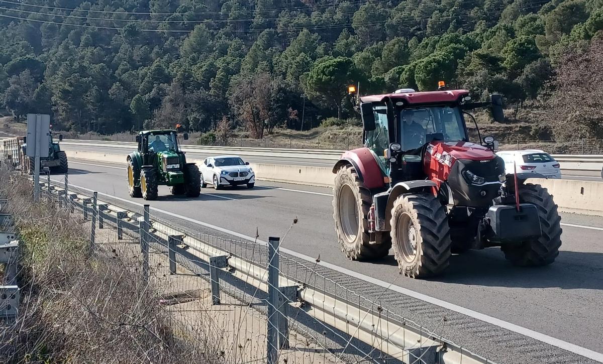 Tractors a la colònia de cal Vidal de Puig-reig Tractors a la colònia de cal Vidal de Puig-reig