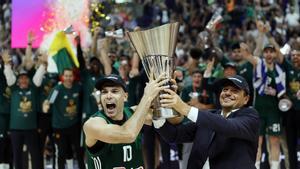 Sloukas y Ataman levantan el trofeo de la Euroliga