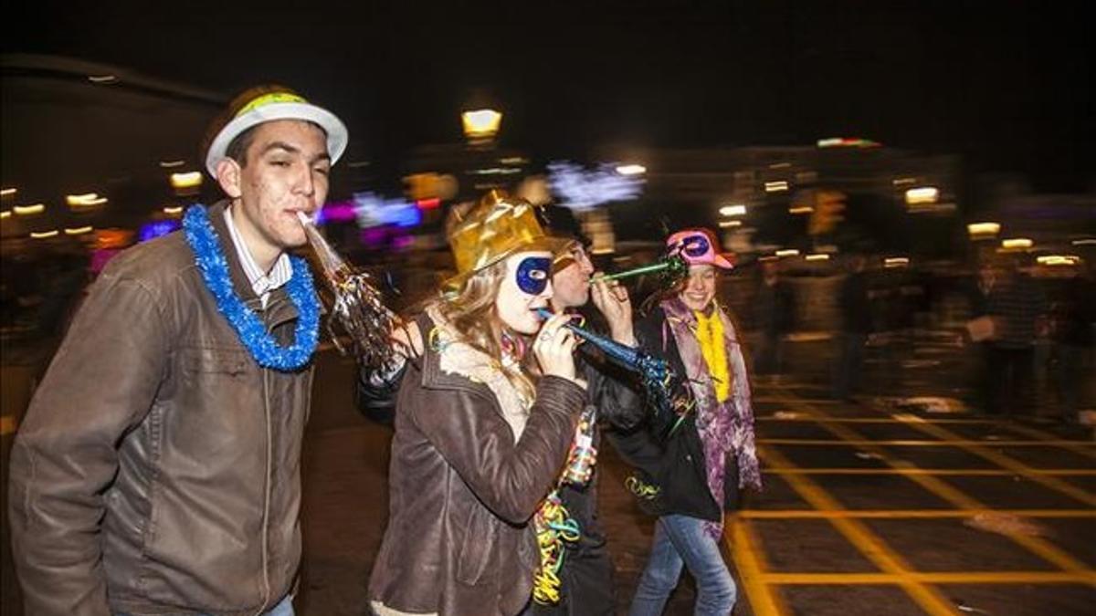 Un grupo de jóvenes celebran el fin de año del 2012 en plaza de Catalunya.