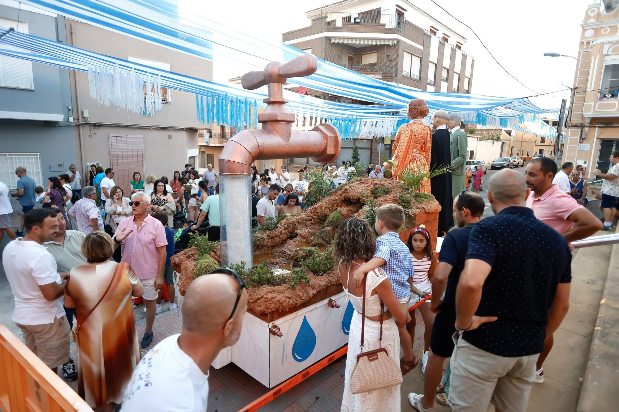 Les Festes de l’Aigua exhiben la creatividad de los monumentos de los cuatro sectores de Cabanes