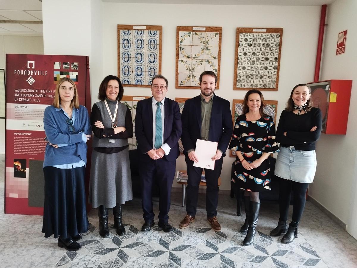 Representantes del Instituto de Tecnología Cerámica y de Arival, tras la firma de este convenio.