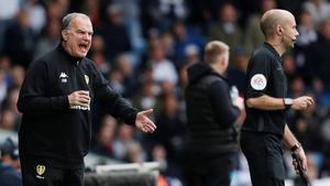 Marcelo Bielsa chilla a sus jugadores durante el Leeds-Aston Villa.