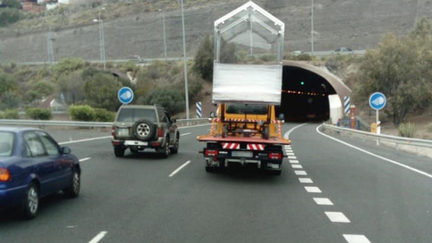 La estructura que moverá a la imagen de la Virgen del Pino sobre una grúa.