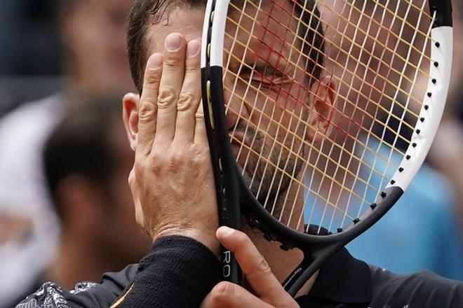 Grigor Dimitrov de Bulgaria reacciona y celebra después de ganar contra Janko Tipsarevic de Serbia al final de su primer partido individual de hombres en el primer día del torneo de tenis Roland Garros 2019 Open en París.