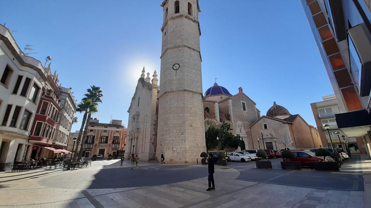 7/9/2020 - BENICARLO - CAMPANARIO SITUADO JUNTO A LA IGLESIA DE SANT BARTOMEU