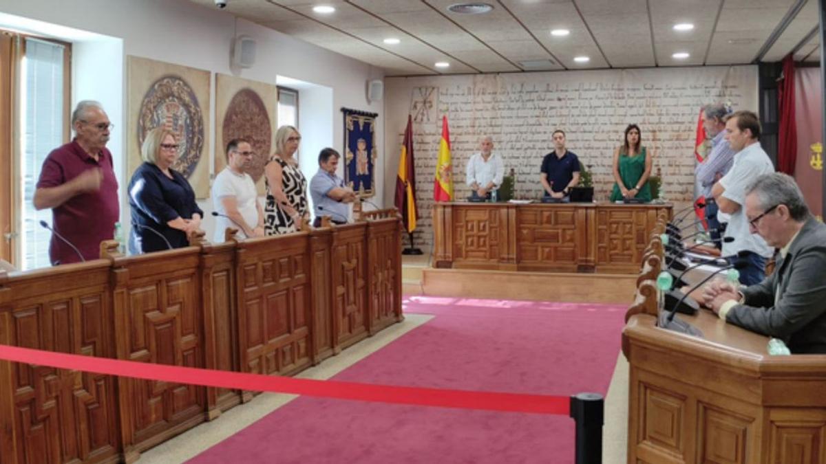 Minuto de silencio por las víctimas de violencia de género y las dos personas fallecidas en los incendios de Sierra de la Culebra y Losacio. | E. P.