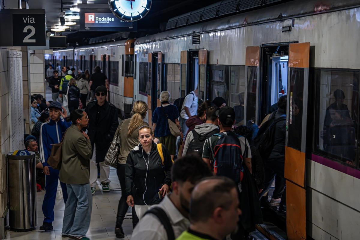 Demoras de hasta dos horas para salir de Barcelona en tren y buses