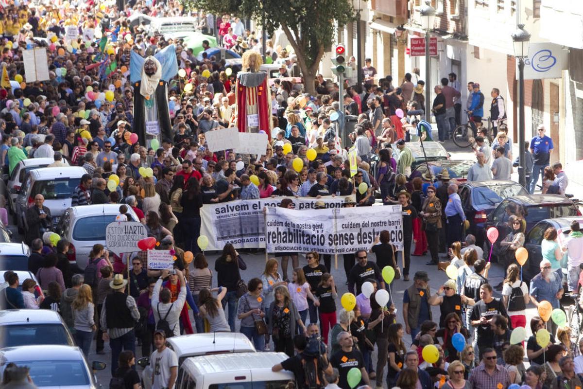 2014. Multitudinaria manifestación por la calle de la Reina, en el Cabanyal, contra la prolongación. Marga Ferrer
