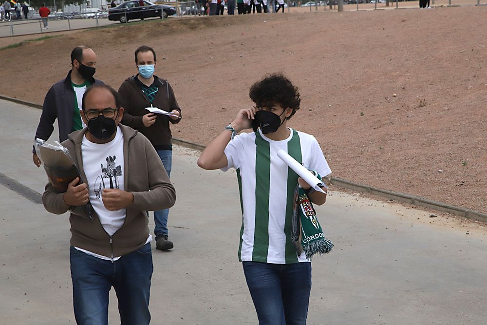 Aficionados asistentes al encuentro Córdoba CF-Cádiz B