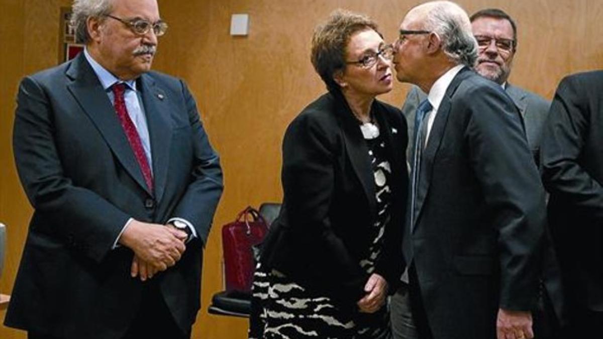 El ministro Cristóbal Montoro, junto al 'conseller' Andreu Mas-Collel y la consejera andaluza Carmen Martínez, en el último consejo de política fiscal.